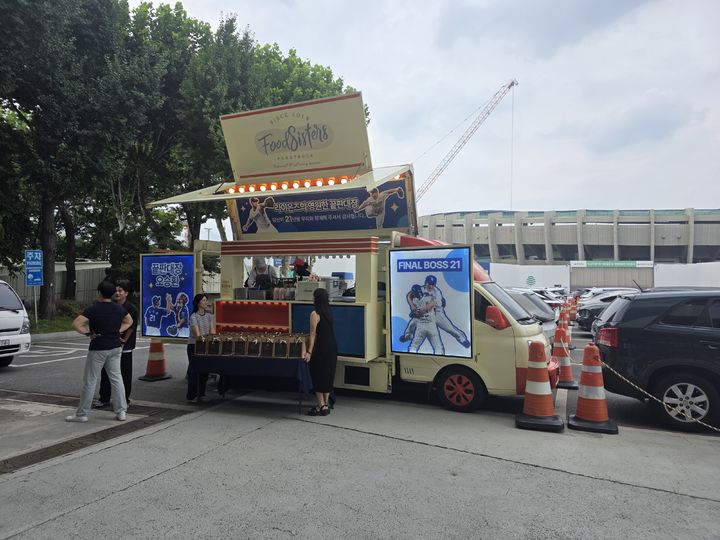 [서울=뉴시스] 김희준 기자 = 삼성 라이온즈 팬들이 은퇴 투어를 시작하는 오승환을 위해 28일 잠실구장에서 열리는 두산 베어스와의 경기 전 커피차를 선물했다. 2025.08.28jinxijun@newsis.com *재판매 및 DB 금지