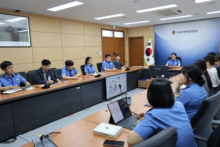 [동해=뉴시스] 동해지방해양경찰청 독서모임인 다독다독 활동 모습.(사진=동해해경청 제공)photo@newsis.com *재판매 및 DB 금지