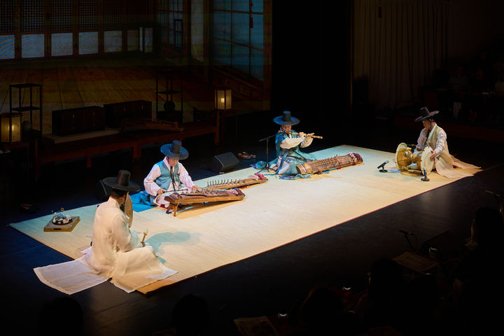 [서울=뉴시스] 27일 국가무형유산전수교육관 민속극장 풍류에서 막을 올린 '오정해의 사랑방 풍류' 중 시나위 (사진=국가유신진흥원 제공) 2025.08.28. photo@newsis.com *재판매 및 DB 금지