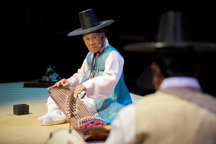 [서울=뉴시스] 27일 국가무형유산전수교육관 민속극장 풍류에서 막을 올린 '오정해의 사랑방 풍류' 중 김일구 명인의 가야금 산조 (사진=국가유신진흥원 제공) 2025.08.28. photo@newsis.com *재판매 및 DB 금지