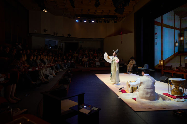 [서울=뉴시스] 27일 국가무형유산전수교육관 민속극장 풍류에서 막을 올린 '오정해의 사랑방 풍류' 중 김일구 명인의 판소리 (사진=국가유신진흥원 제공) 2025.08.28. photo@newsis.com *재판매 및 DB 금지