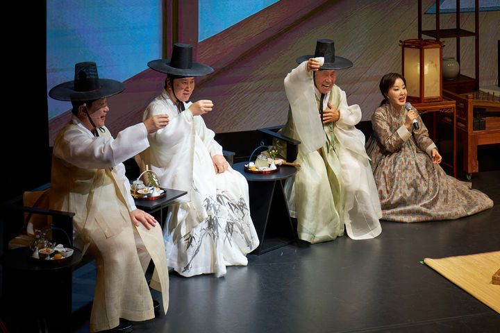 [서울=뉴시스] 27일 국가무형유산전수교육관 민속극장 풍류에서 막을 올린 '오정해의 사랑방 풍류' 중 건배하는 명인들 (사진=국가유신진흥원 제공) 2025.08.28. photo@newsis.com *재판매 및 DB 금지