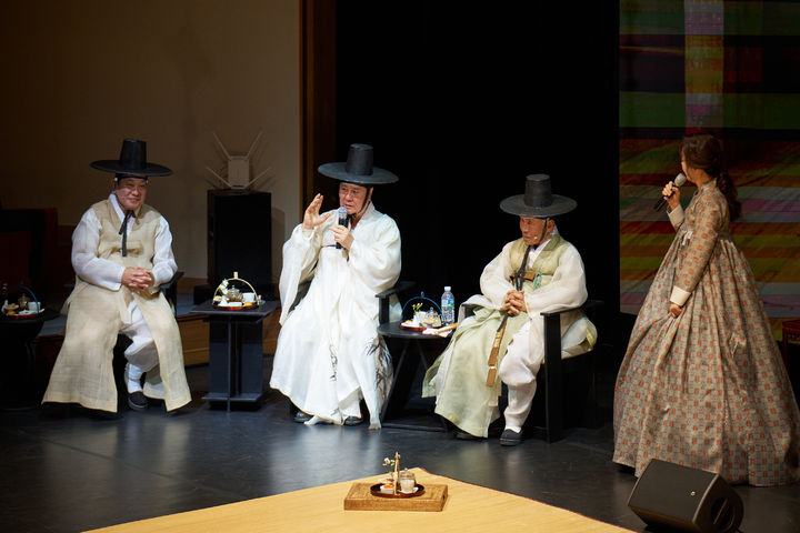 [서울=뉴시스] 27일 국가무형유산전수교육관 민속극장 풍류에서 막을 올린 '오정해의 사랑방 풍류' 중 차담 (사진=국가유신진흥원 제공) 2025.08.28. photo@newsis.com *재판매 및 DB 금지