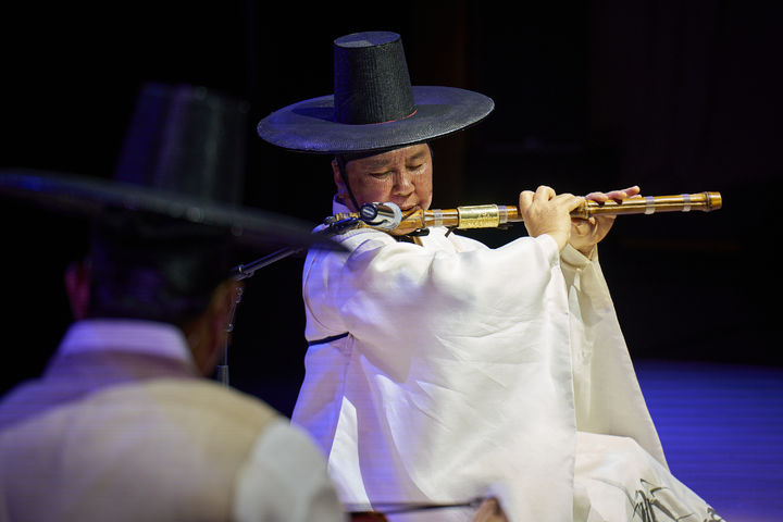 [서울=뉴시스] 27일 국가무형유산전수교육관 민속극장 풍류에서 막을 올린 '오정해의 사랑방 풍류'에 원장현류 대금산조를 창시한 원장현 명인의 대금 연주 (사진=국가유신진흥원 제공) 2025.08.28. photo@newsis.com *재판매 및 DB 금지