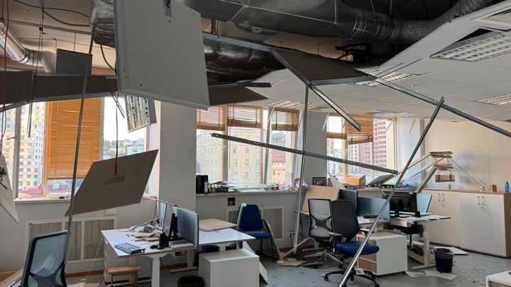 [서울=뉴시스]카타리나 마테르노바 주(駐)우크라이나 유럽연합(EU)대표부 대사는 28일(현지 시간) 소셜미디어 엑스(X·구 트위터)에 키이우의 EU대표부가 러시아 공습에 피해를 입은 사진을 게재하며 "이것이 평화 노력에 대한 모스크바의 진짜 답"이라고 적었다. (사진=카타리나 마테르노바 X) 2025.08.28.