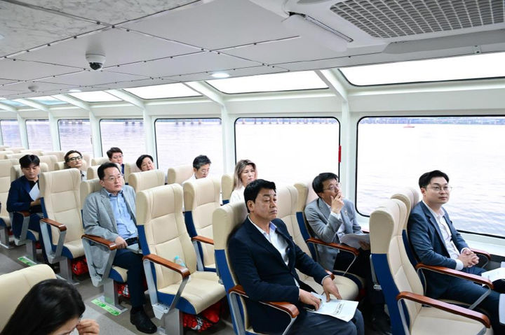 [서울=뉴시스] 한강버스 탑승한 서울시의회 더불어민주당. 2025.08.28. (사진=서울시의회 제공) *재판매 및 DB 금지