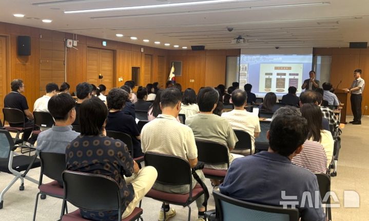 [포항=뉴시스] 송종욱 기자 = 포항시가 건축 인허가 행정의 신뢰도를 높이기 위해 지난 27일 시청에서 '건축 행정 건실화 교육'과 '지역 건축사와 간담회'를 열었다. 사진은 건축 행정 건실화 교육 모습. (사진=포항시 제공) 2025.08.28. photo@newsis.com