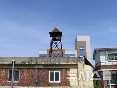 [연천=뉴시스] 향토유산으로 지정된 소방사이렌탑. (사진=경기도북부소방재난본부 제공) 2025.08.28 photo@newsis.com