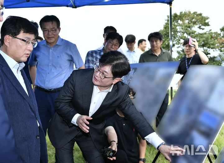 [김포=뉴시스]정일형 기자=김병수 김포시장, 환경부 장관과 '환경재생 혁신복합단지' 본격화 논의. (사진=김포시 제공)