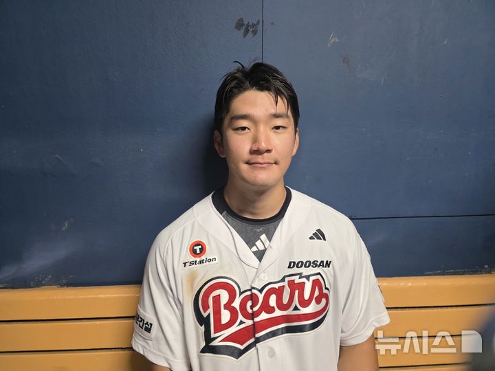 [서울=뉴시스] 김희준 기자 = 프로야구 두산 베어스의 안재석이 28일 잠실구장에서 벌어진 삼성 라이온즈와의 경기에서 연장 10회말 끝내기 안타를 친 뒤 인터뷰를 하고 있다. 2025.08.28jinxijun@newsis.com