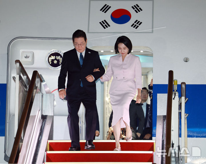 [성남=뉴시스] 고범준 기자 = 이재명 대통령과 김혜경 여사가 28일 일본·미국 순방 일정을 마치고 경기 성남 서울공항에 도착해 공군1호기에서 내리고 있다. 2025.08.28. bjko@newsis.com