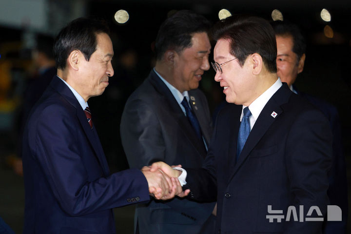 [성남=뉴시스] 고범준 기자 = 일본·미국 순방 일정을 마치고 귀국한 이재명 대통령이 28일 경기 성남 서울공항에서 우상호 정무수석과 악수하고 있다. 2025.08.28. bjko@newsis.com
