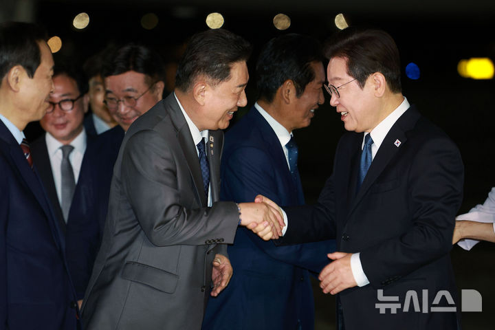 [성남=뉴시스] 고범준 기자 = 일본·미국 순방 일정을 마치고 귀국한 이재명 대통령이 28일 경기 성남 서울공항에서 김병기 더불어민주당 원내대표와 악수하고 있다. 2025.08.28. bjko@newsis.com