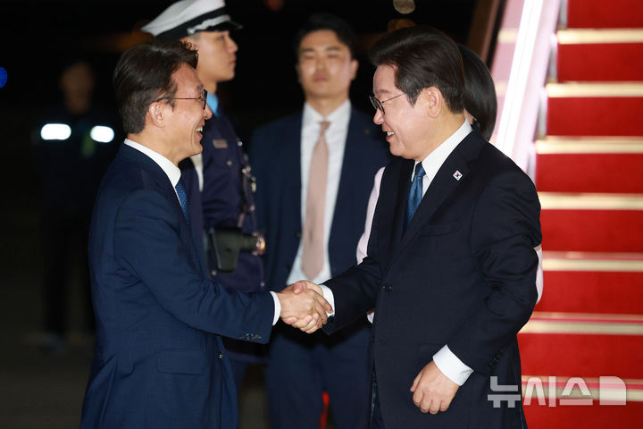 [성남=뉴시스] 고범준 기자 = 일본·미국 순방 일정을 마치고 귀국한 이재명 대통령이 28일 경기 성남 서울공항에서 김민석 국무총리와 악수하고 있다. 2025.08.28. bjko@newsis.com