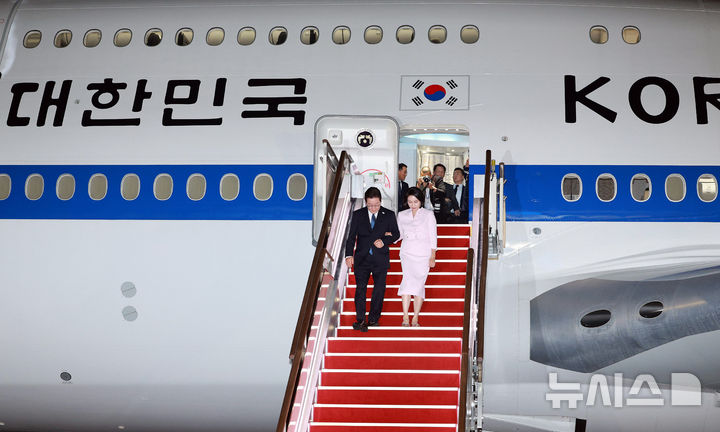 [성남=뉴시스] 고범준 기자 = 이재명 대통령과 김혜경 여사가 28일 일본·미국 순방 일정을 마치고 경기 성남 서울공항에 도착해 공군1호기에서 내리고 있다. 2025.08.28. bjko@newsis.com