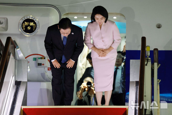 [성남=뉴시스] 고범준 기자 = 이재명 대통령과 김혜경 여사가 28일 일본·미국 순방 일정을 마치고 경기 성남 서울공항에 도착해 인사하고 있다. 2025.08.28. bjko@newsis.com