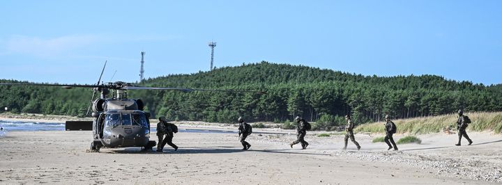 [서울=뉴시스] 육군특수전사령부는 2025년 UFS/TIGER의 일환으로 지난 25일부터 27일까지 충남 태안 안면도 해상훈련장 일대에서 '한미연합 해상침투훈련'을 실시했다.한미연합 특수작전능력 강화를 위해 실시된 이번 훈련에는 한미 장병 40여 명과 미측 F-16전투기 및 UH-60헬기 등이 투입되었다. 사진은 항공화력 유도로 적 시설을 성공적으로 제거한 특전대원들이 헬기를 이용해 작전지역을 이탈하는 모습. (사진=육군 제공) 2025.08.28. photo@newsis.com *재판매 및 DB 금지