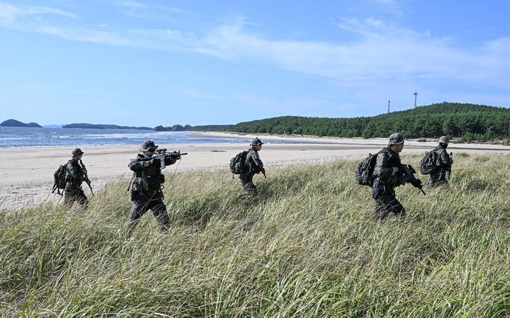 [서울=뉴시스] 육군특수전사령부는 2025년 UFS/TIGER의 일환으로 지난 25일부터 27일까지 충남 태안 안면도 해상훈련장 일대에서 '한미연합 해상침투훈련'을 실시했다.한미연합 특수작전능력 강화를 위해 실시된 이번 훈련에는 한미 장병 40여 명과 미측 F-16전투기 및 UH-60헬기 등이 투입되었다. 사진은 접안지역에 상륙한 특전대원들이 내륙에 위치한 적 시설을 향해 침투하는 모습. (사진=육군 제공) 2025.08.28. photo@newsis.com *재판매 및 DB 금지