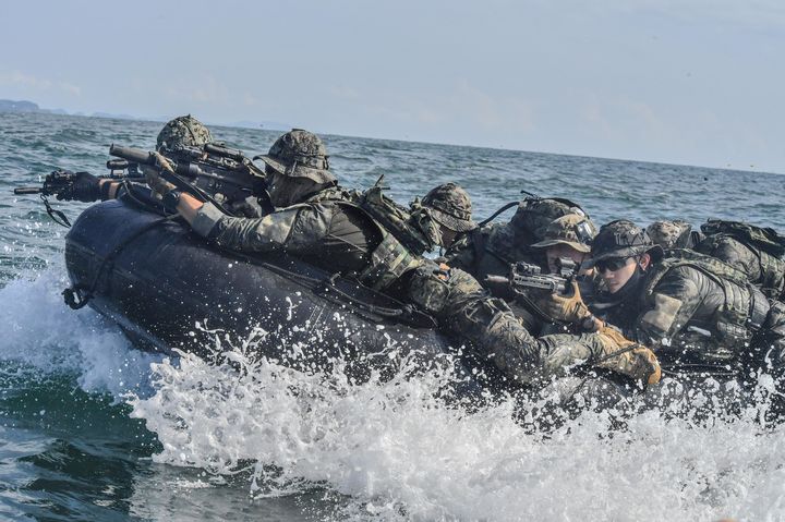 [서울=뉴시스] 육군특수전사령부는 2025년 UFS/TIGER의 일환으로 지난 25일부터 27일까지 충남 태안 안면도 해상훈련장 일대에서 '한미연합 해상침투훈련'을 실시했다.한미연합 특수작전능력 강화를 위해 실시된 이번 훈련에는 한미 장병 40여 명과 미측 F-16전투기 및 UH-60헬기 등이 투입되었다. 사진은 헬기에서 이탈한 특전대원들이 고무보트를 이용해 접안지역으로 접근하는 모습. (사진=육군 제공) 2025.08.28. photo@newsis.com *재판매 및 DB 금지