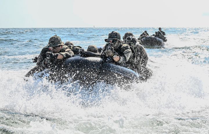 [서울=뉴시스] 육군특수전사령부는 2025년 UFS/TIGER의 일환으로 지난 25일부터 27일까지 충남 태안 안면도 해상훈련장 일대에서 '한미연합 해상침투훈련'을 실시했다.한미연합 특수작전능력 강화를 위해 실시된 이번 훈련에는 한미 장병 40여 명과 미측 F-16전투기 및 UH-60헬기 등이 투입되었다. 사진은 헬기에서 이탈한 특전대원들이 고무보트를 이용해 접안지역으로 접근하는 모습. (사진=육군 제공) 2025.08.28. photo@newsis.com *재판매 및 DB 금지