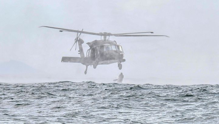 [서울=뉴시스] 육군특수전사령부는 2025년 UFS/TIGER의 일환으로 지난 25일부터 27일까지 충남 태안 안면도 해상훈련장 일대에서 '한미연합 해상침투훈련'을 실시했다.한미연합 특수작전능력 강화를 위해 실시된 이번 훈련에는 한미 장병 40여 명과 미측 F-16전투기 및 UH-60헬기 등이 투입되었다. 사진은 목표 해상에 도착한 특전대원들이 헬기에서 이탈하고 있는 모습. (사진=육군 제공) 2025.08.28. photo@newsis.com *재판매 및 DB 금지