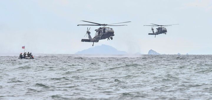 [서울=뉴시스] 육군특수전사령부는 2025년 UFS/TIGER의 일환으로 지난 25일부터 27일까지 충남 태안 안면도 해상훈련장 일대에서 '한미연합 해상침투훈련'을 실시했다.한미연합 특수작전능력 강화를 위해 실시된 이번 훈련에는 한미 장병 40여 명과 미측 F-16전투기 및 UH-60헬기 등이 투입되었다. 사진은 목표 해상에 도착한 특전대원들이 헬기에서 이탈하고 있는 모습. (사진=육군 제공) 2025.08.28. photo@newsis.com *재판매 및 DB 금지