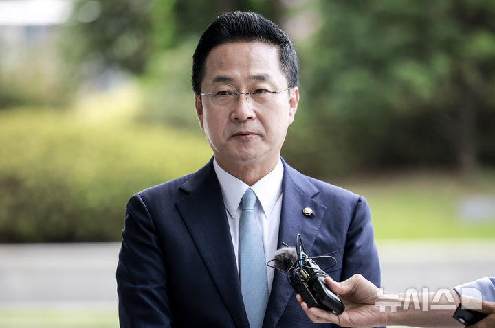 [서울=뉴시스] 정병혁 기자 = 박성준 더불어민주당 의원이 28일 서울 서초구 서울고등검찰청에 마련된 내란특검 사무실로 참고인 조사를 받기 위해 출석하먀 취재진 질문에 답하고 있다. 2025.08.28. jhope@newsis.com
