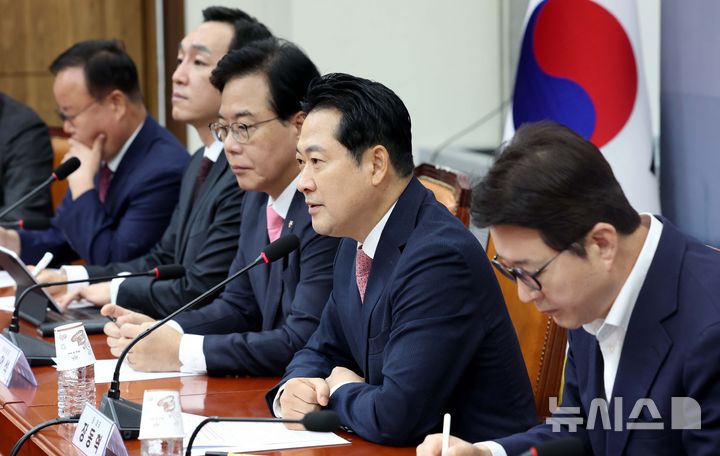 [서울=뉴시스] 조성봉 기자 = 장동혁 국민의힘 대표가 28일 오전 서울 여의도 국회에서 열린 최고위원회에서 발언을 하고 있다. 20205.08.28. suncho21@newsis.com