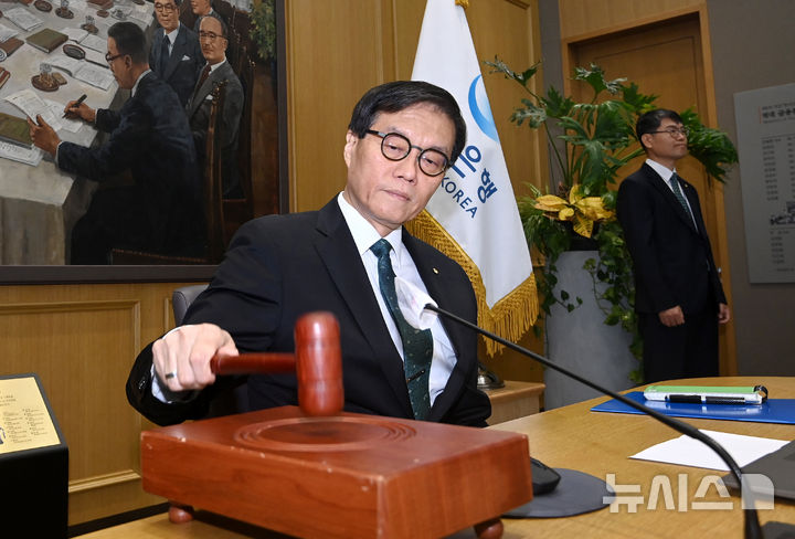 [서울=뉴시스] 사진공동취재단 = 이창용 한국은행 총재가 28일 서울 중구 한국은행에서 열린 금융통화위원회에서 의사봉을 두드리고 있다. 2025.08.28. photo@newsis.com