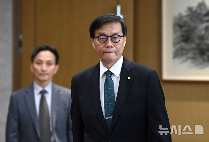 [서울=뉴시스] 사진공동취재단 = 이창용 한국은행 총재가 28일 서울 중구 한국은행에서 열린 금융통화위원회에 참석하고 있다. 2025.08.28. photo@newsis.com