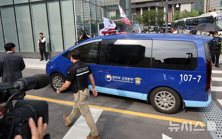 [서울=뉴시스] 이영환 기자 = 김건희 여사가 탑승한 호송차량이 28일 오전 서울 종로구 김건희 특검팀(특별검사 민중기) 사무실로 들어서고 있다.특검은 김 여사의 구속 기간이 일요일인 오는 31일 만료되는 만큼 마지막 평일인 29일 구속 기소할 방침이다. 2025.08.28. 20hwan@newsis.com