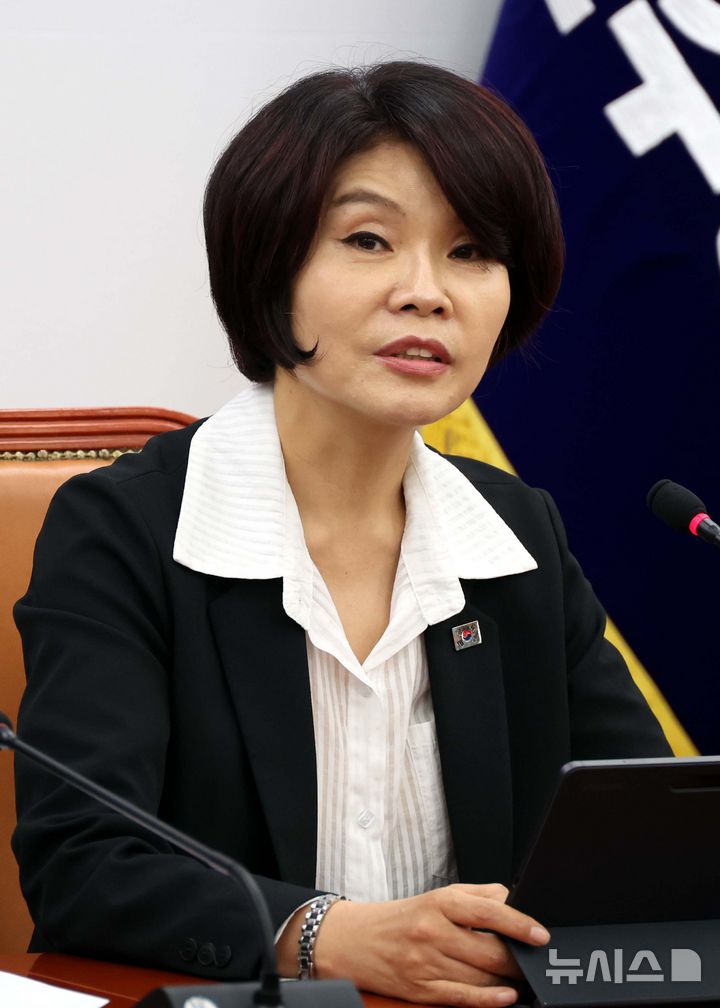 [서울=뉴시스] 조성봉 기자 = 한정애 더불어민주당 정책위의장이 28일 오전 서울 여의도 국회에서 열린 정책조정회의에서 발언을 하고 있다. 20205.08.28. suncho21@newsis.com