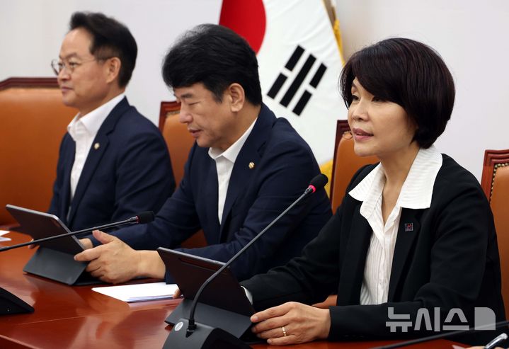 [서울=뉴시스] 조성봉 기자 = 한정애 더불어민주당 정책위의장이 28일 오전 서울 여의도 국회에서 열린 정책조정회의에서 발언을 하고 있다. 20205.08.28. suncho21@newsis.com