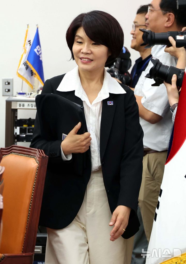 [서울=뉴시스] 조성봉 기자 = 한정애 더불어민주당 정책위의장이 28일 오전 서울 여의도 국회에서 열린 정책조정회의에 참석하고 있다. 20205.08.28. suncho21@newsis.com