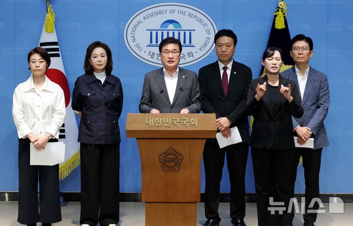 [서울=뉴시스] 조성봉 기자 = 김대식 국민의힘 의원이 28일 오전 서울 여의도 국회 소통관에서 열린 최교진 교육부 장관 후보자 사퇴 촉구 기자회견에서 발언을 하고 있따. 왼쪽부터 서지영, 김민전 의원, 김 의원, 정성국 의원, 수어통역사, 조정훈 의원. 2025.08.28. suncho21@newsis.com