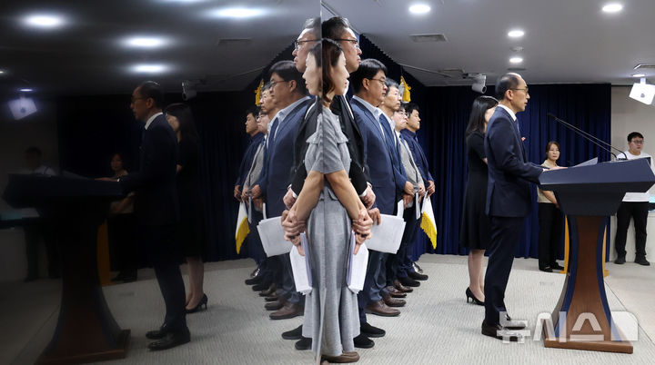 [서울=뉴시스] 추상철 기자 = 고학수 개인정보보호위원회 위원장이 28일 오전 서울 종로구 정부서울청사에서 'SK텔레콤 개인정보 유출사고' 제재처분 의결 관련 브리핑을 하고 있다. 2025.08.28. scchoo@newsis.com