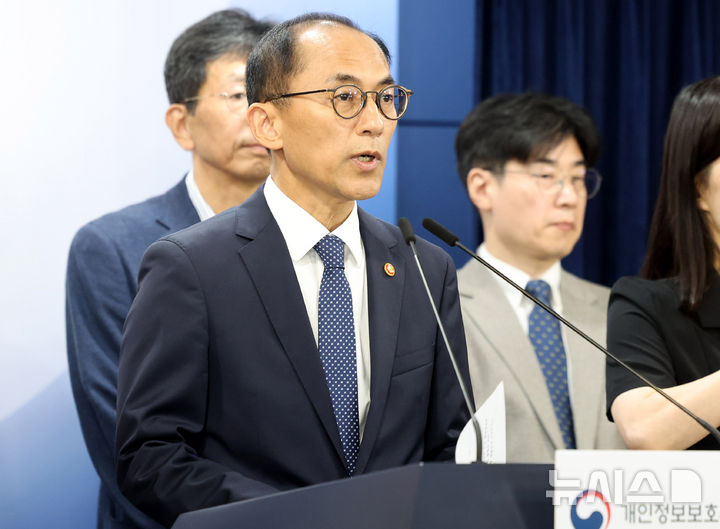 [서울=뉴시스] 추상철 기자 = 고학수 개인정보보호위원회 위원장이 28일 오전 서울 종로구 정부서울청사에서 'SK텔레콤 개인정보 유출사고' 제재처분 의결 관련 브리핑을 하고 있다. 2025.08.28. scchoo@newsis.com