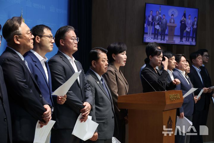 [서울=뉴시스] 조성봉 기자 = 전현희 더불어민주당 3대특검 종합대응 특별위원회 총괄위원장이 28일 오전 서울 여의도 국회 소통관에서 열린 한덕수 전 국무총리 구속영장 기각 관련 입장 발표를 하고 있다. 이날 3대특검 특위는 기자회견문을 통해 “사법부는 한 전 총리에 구속영장 기각으로 인한 국민적 분노를 직시해야한다” 지적했다. 2025.08.28. suncho21@newsis.com