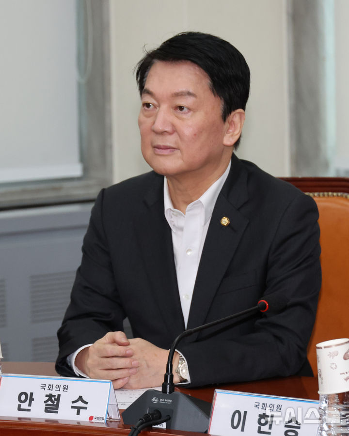 [서울=뉴시스] 김명년 기자 = 안철수 국민의힘 의원이 28일 오전 서울 여의도 국회에서 열린 '당 대표 및 중진의원 회의'에 참석해 있다. 2025.08.28. kmn@newsis.com