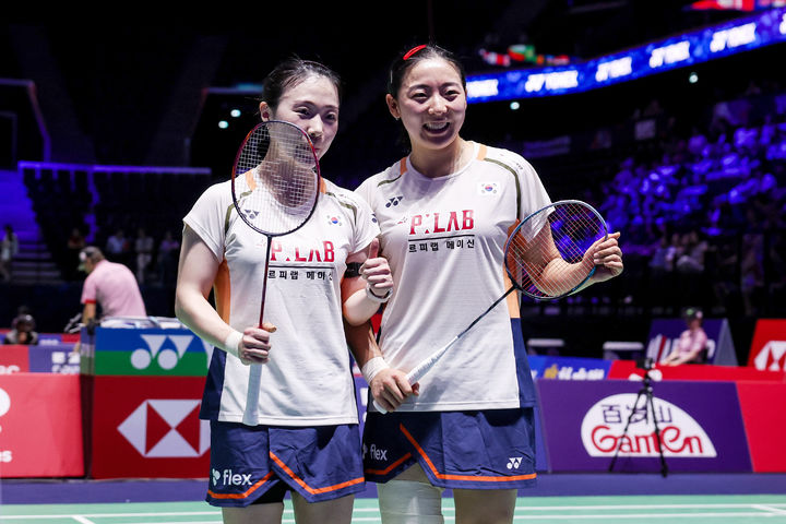 [서울=뉴시스] 김혜정-공희영이 28일(한국 시간) 프랑스 파리의 아디다스 아레나에서 열린 2025 세계개인배드민턴선수권대회 여자복식 32강에서 로런 램-앨리슨 리(미국)와의 경기에서 승리한 뒤 기뻐하고 있다. 김혜정-공희영 조는 2-0으로 승리해 16강에 진출했다. (사진=대한배드민턴협회 제공) 2025.08.28. photo@newsis.com *재판매 및 DB 금지