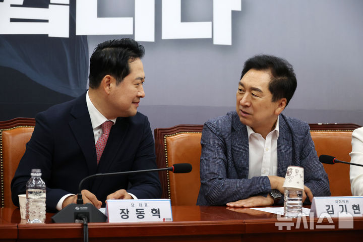 [서울=뉴시스] 김명년 기자 = 장동혁 국민의힘 당 대표가 28일 오전 서울 여의도 국회에서 열린 '당 대표 및 중진의원 회의'에서 김기현 의원과 대화하고 있다. 2025.08.28. kmn@newsis.com