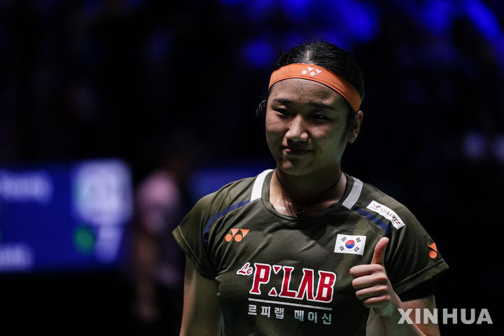 [파리=신화/뉴시스] 안세영(1위)이 27일(현지 시간) 프랑스 파리 아디다스 아레나에서 열린 2025 세계배드민턴연맹(BWF) 세계선수권대회 여자 단식 32강전에서 이본 리(55위·독일)를 꺾은 후 세리머니하고 있다. 2연패를 노리는 안세영이 2-0(21-15 21-7)으로 승리하고 16강에 올랐다. 2025.08.28.