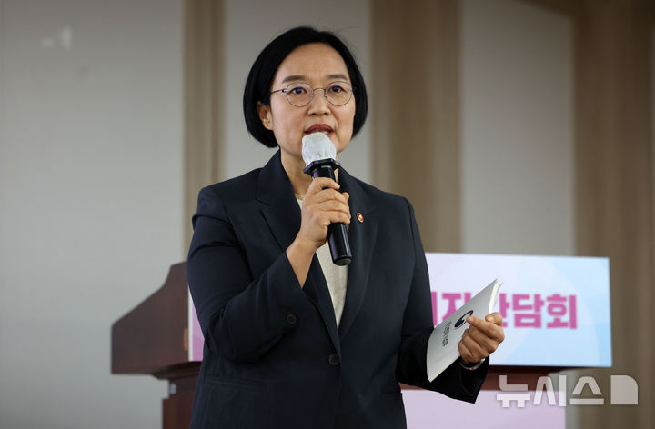 [서울=뉴시스] 김선웅 기자 = 한성숙 중소벤처기업부 장관이 28일 서울 여의도 중소기업중앙회에서 취임 30일 기자간담회를 하고 있다. 2025.08.28. mangusta@newsis.com