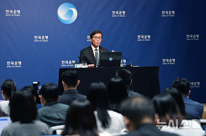 [서울=뉴시스] 사진공동취재단 = 이창용 한국은행 총재가 28일 서울 중구 한국은행에서 8월 통화정책방향 관련 기자간담회를 하고 있다. 2025.08.28. photo@newsis.com