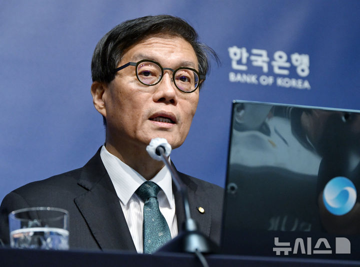 [서울=뉴시스] 사진공동취재단 = 이창용 한국은행 총재가 28일 서울 중구 한국은행에서 8월 통화정책방향 관련 기자간담회를 하고 있다. 2025.08.28. photo@newsis.com