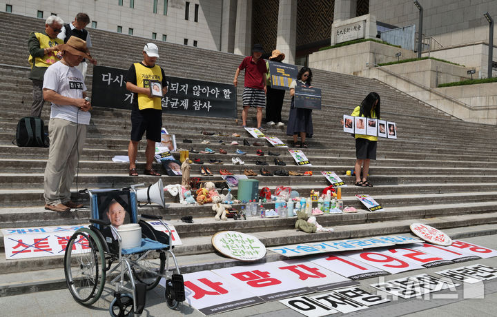 [서울=뉴시스] 김명원 기자 = 환경보건시민센터, 가습기살균제 피해자와 유족, 환경보건전국네트워크, 아시아모니터리소스센터, 아시아직업환경피해자권리네트워크, 서울환경운동연합 등 참석자들이 지난해 8월 28일 오전 서울 종로구 광화문 세종문화회관 계단에서 이재명 정부 해결 촉구 및 태아, 영유아, 어린이 피해 추모위한 유품전시 기자회견을 하고 있다. 2025.08.28. kmx1105@newsis.com
