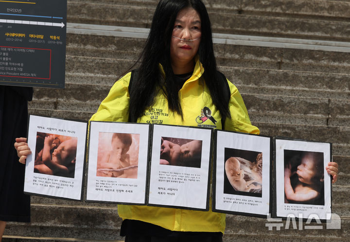 [서울=뉴시스] 김명원 기자 = 환경보건시민센터, 가습기살균제 피해자와 유족, 환경보건전국네트워크, 아시아모니터리소스센터, 아시아직업환경피해자권리네트워크, 서울환경운동연합 등 참석자들이 28일 오전 서울 종로구 광화문 세종문화회관 계단에서 이재명 정부 해결 촉구 및 태아, 영유아, 어린이 피해 추모위한 유품전시 기자회견을 하고 있다. 2025.08.28. kmx1105@newsis.com