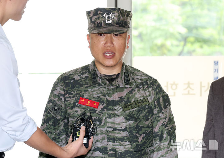 [서울=뉴시스] 홍효식 기자 = 고 채 상병 소속 부대장이었던 이용민 전 해병대 포7대대장이 28일 오후 서울 서초구 순직해병 특검 사무실에 피의자 신분으로 출석하며 입장을 밝히고 있다. 2025.08.28. yesphoto@newsis.com