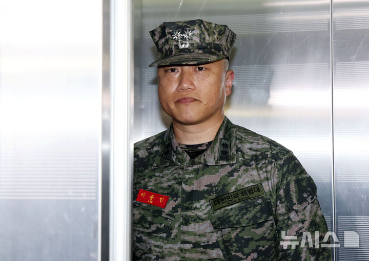 [서울=뉴시스] 홍효식 기자 = 고 채 상병 소속 부대장이었던 이용민 전 해병대 포7대대장이 28일 오후 서울 서초구 순직해병 특검 사무실에 피의자 신분으로 출석하고 있다. 2025.08.28. yesphoto@newsis.com