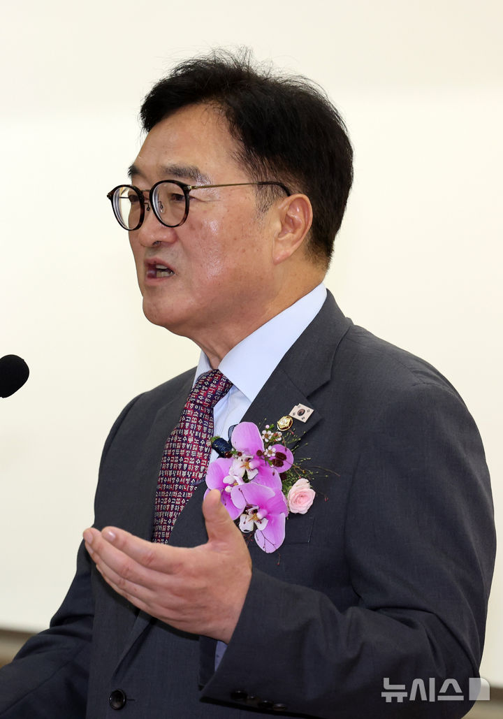 [서울=뉴시스] 배훈식 기자 = 우원식 국회의장이 28일 오후 서울 동대문구 서울시립대학교에서 열린 제7회 한국헌법학자대회에서 '위기의 헌정과 헌법개정'을 주재로 기조 강연을 하고 있다. 2025.08.28. dahora83@newsis.com